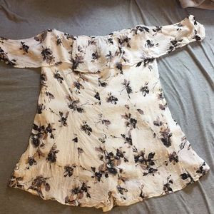 Floral off shoulder boutique romper (M)